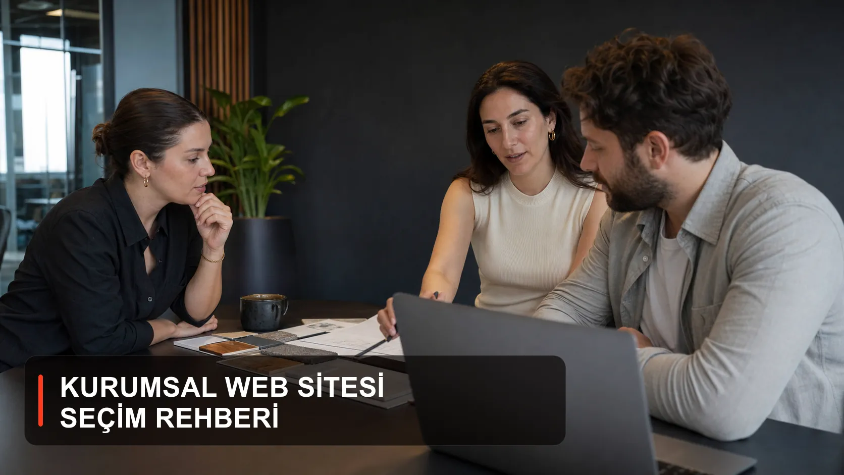 Kurumsal web sitesi projesini dizüstü bilgisayar ve tasarım notları üzerinden değerlendiren işletme ekibi