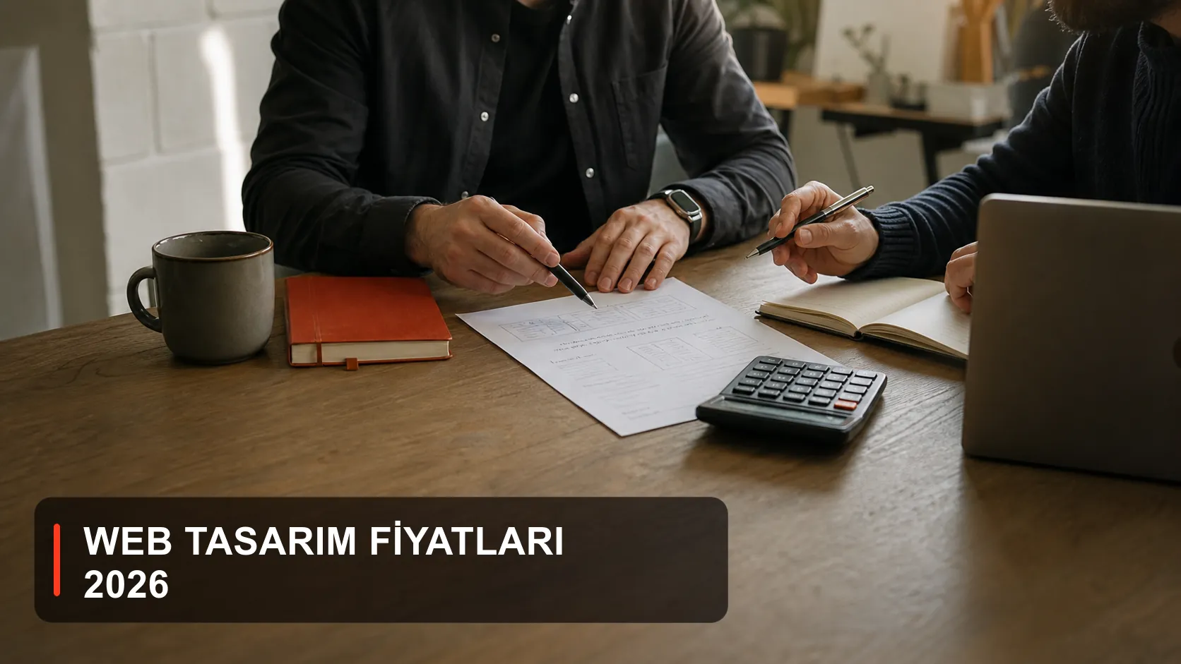 Kurumsal web sitesi bütçesini hesap makinesi ve proje notlarıyla planlayan iki işletme yöneticisi